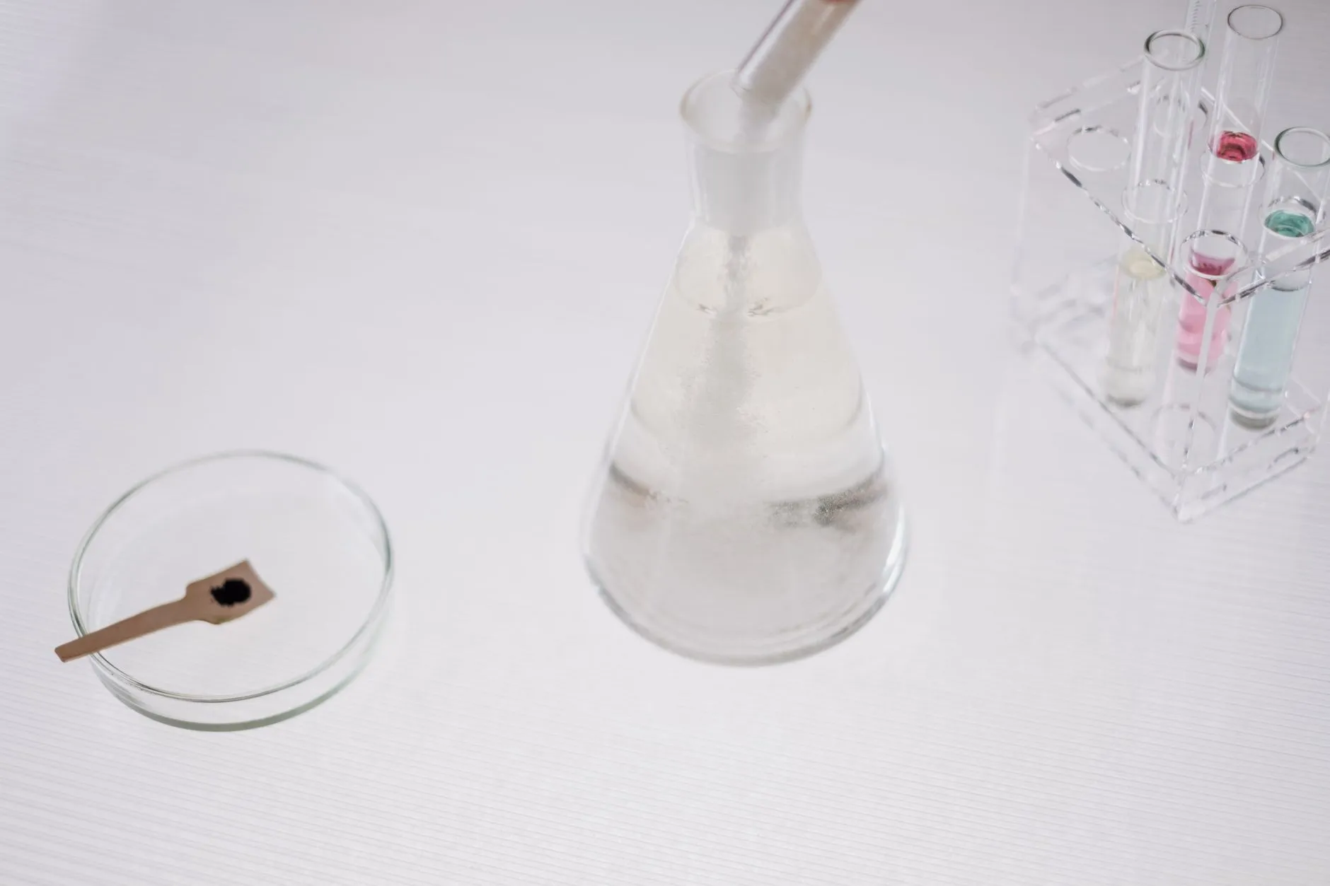 塑料助剂在工程塑料改性中的关键作用及选型要点
